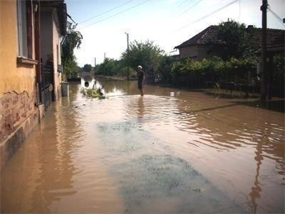 Порои заляха България! Критично е положението в Карловско