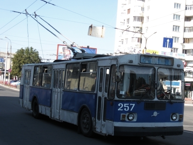 Щека на тролей проби стъклото на автобус, рани кондуктора