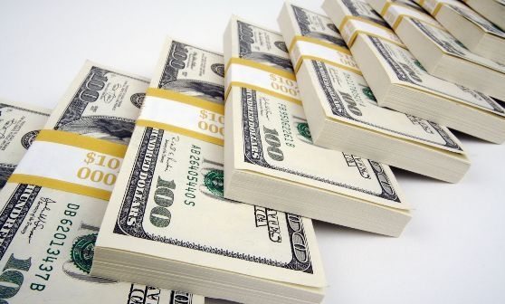 Американски долари потичат към Украйна! Страната получава 220 милиона