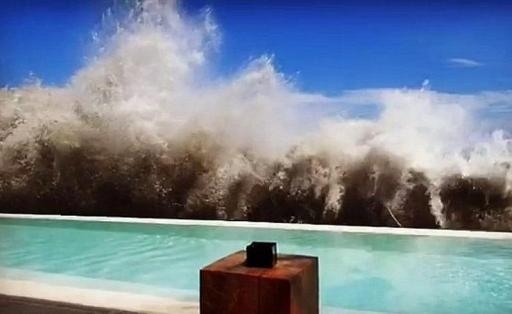 Огромни вълни в Бали отнеха живота на двама души ВИДЕО