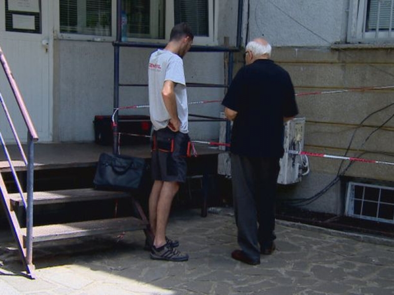 Дете пострада от токов удар двора на полицейски участък СНИМКИ