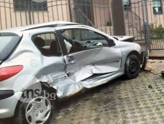 Пловдивчанин се блъсна с колата си в метална ограда, загина намясто