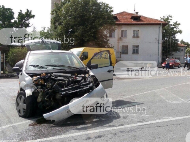 Кола се заби в автобус в Пловдивско, предницата е помляна СНИМКИ