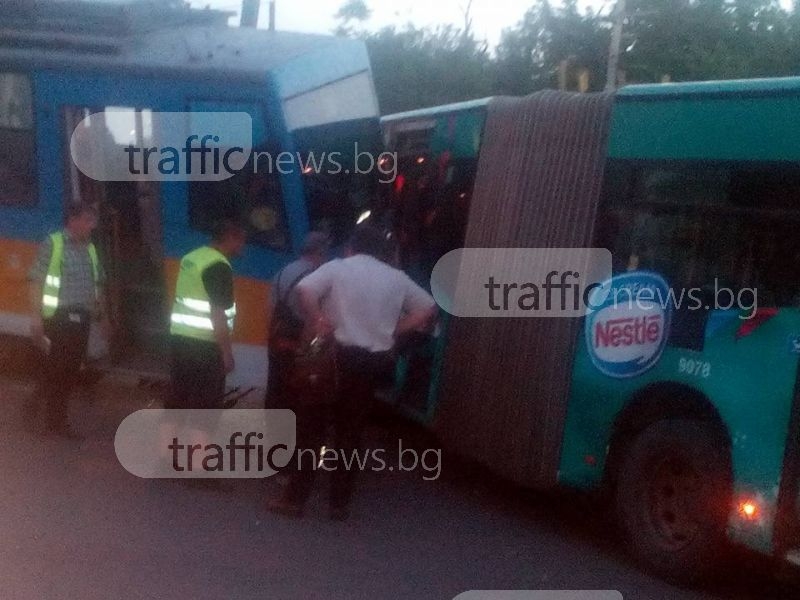 Трамвай и автобус се удариха, 3-годишно е сред ранените СНИМКИ