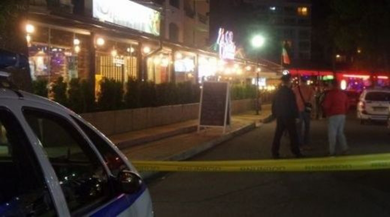 Туристи си правят селфита пред запечатания ресторант, в който бе прострелян Митьо Очите