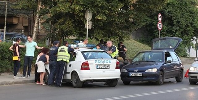 Млад шофьор помете две деца СНИМКИ