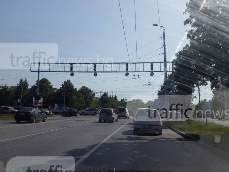 Какофония в Тракия! Блокада на кръстовището до Мебелна къща в час пик СНИМКИ