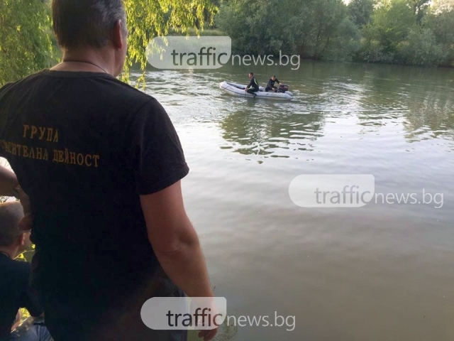 Спасители обикалят всеки мост на Марица, търсят отнесения от водата 17-годишен ученик СНИМКИ