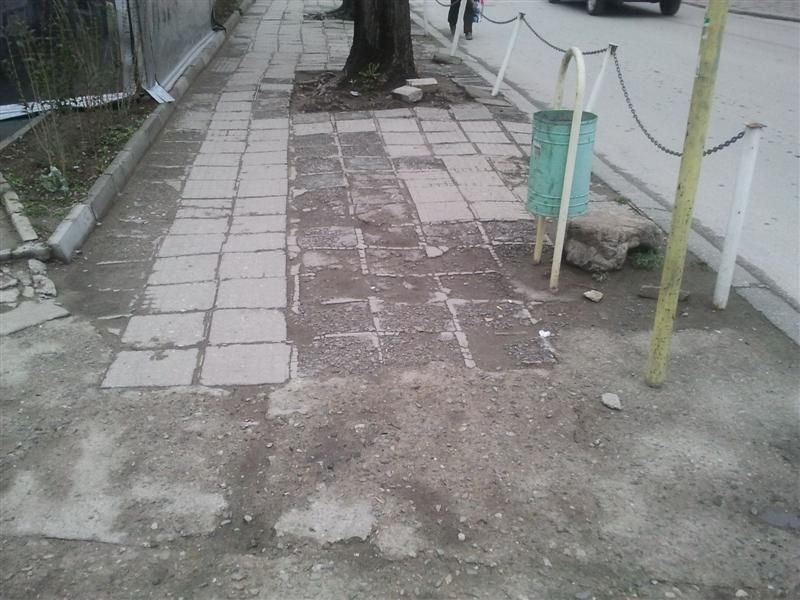 Счупена тротоарна плочка довела до смъртта на жена в Пазарджик, близките искат 300 000 обезщетение