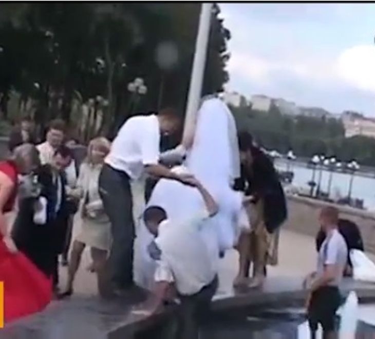 Младоженци паднаха във фонтан ВИДЕО