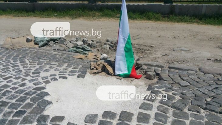 Коматевци поздравиха патриотично кмета! Забиха трибагреника в дупка СНИМКИ