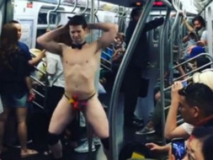 Мъж направи стриптийз в метрото на Ню Йорк ВИДЕО