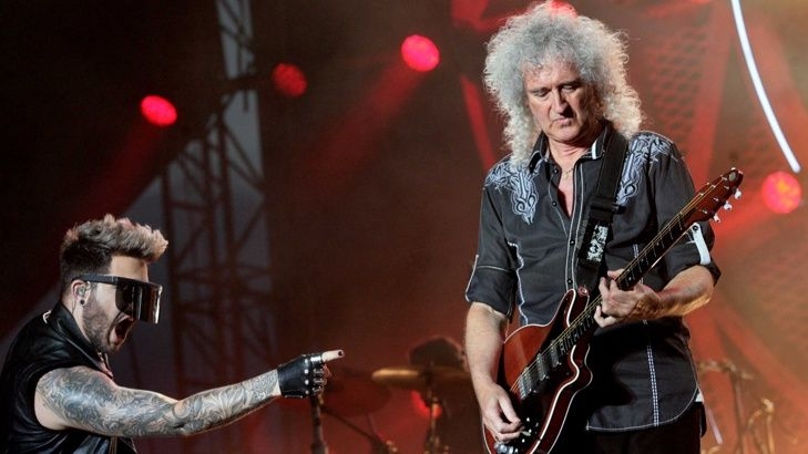 Браян Мей си направи селфи с 15 000 на концерта Queen 