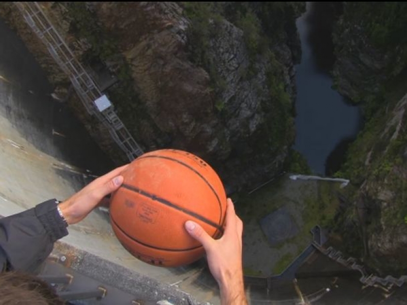 Какво ще стане, ако хвърлите баскетболна топка от язовирна стена? ВИДЕО