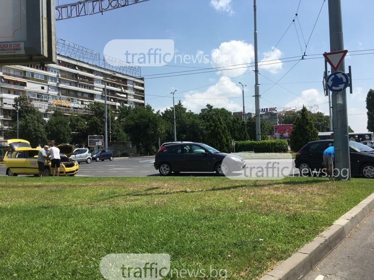 Три автомобила се нанизаха на колелото на Панаира СНИМКИ