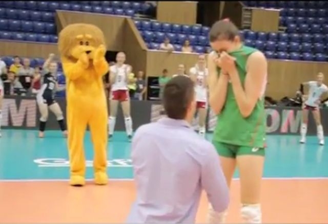 Романтика на терена! Българска волейболистка получи предложение за брак след мач ВИДЕО