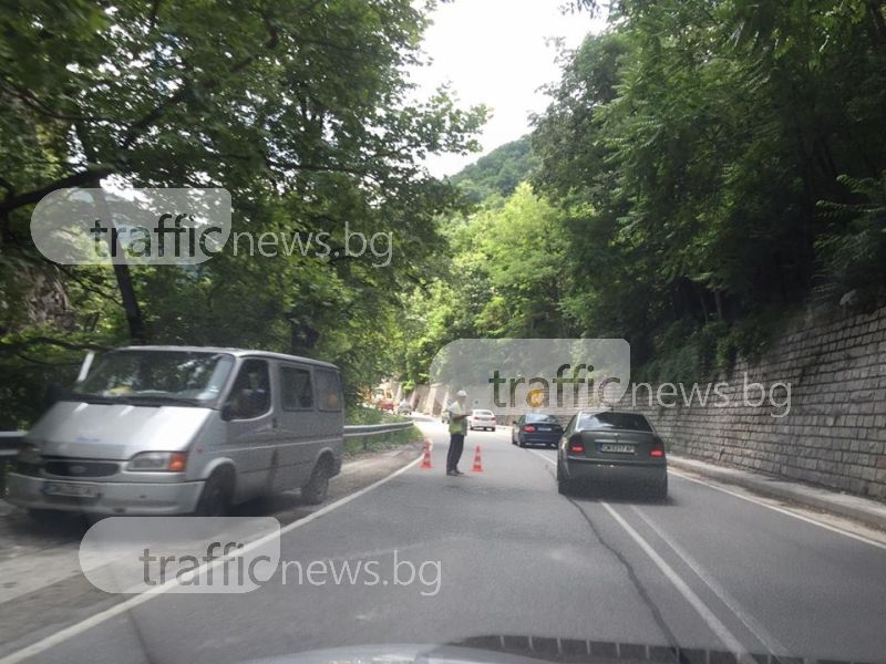 Десетки пловдивчани блокирани на пътя Асеновград-Бачково СНИМКИ