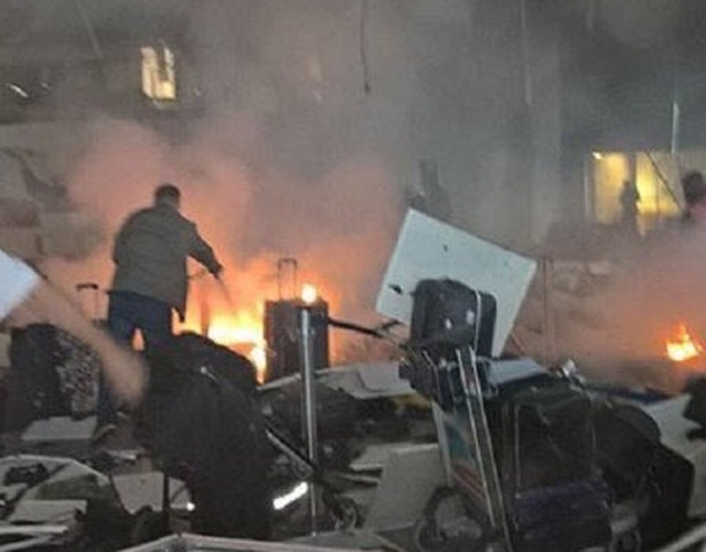 Десет загинали при атентата в Истанбул! Двама се самовзривили на летището