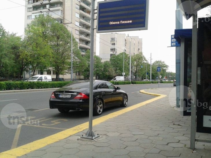 Шофьор на 99 мина с мръсна газ покрай спирка в Пловдив, на която чака майка с деца