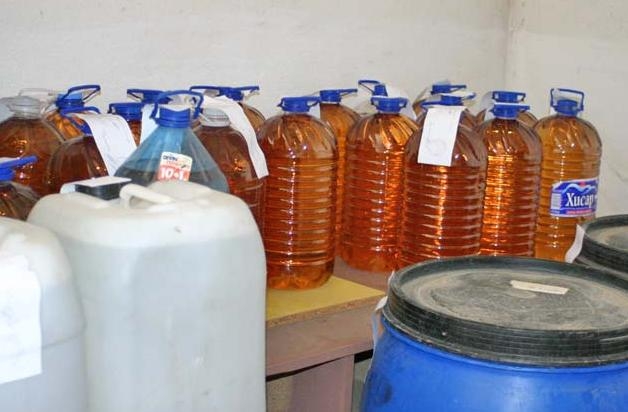 Апаши се облажиха с 200 литра домашна ракия в Асеновград