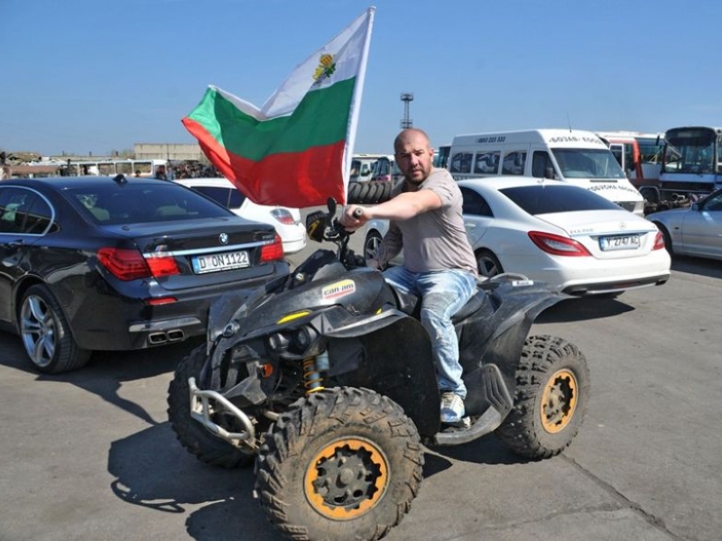 Ловецът на бежанци Динко предизвика верижна катастрофа 