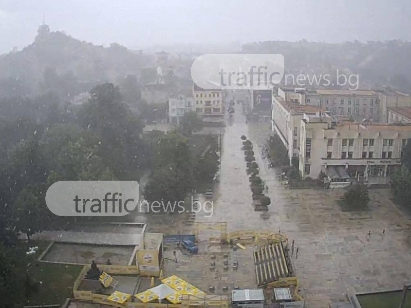 Бурята удари Пловдив! Порой и буен вятър на много места в града ВИДЕО и СНИМКИ
