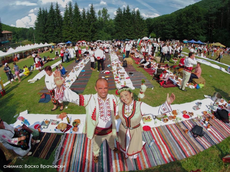 Младоженци събраха над 1000 гости в носии на сватбата си СНИМКИ