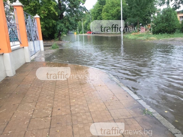 Море под тепетата! Поройният дъжд наводни улици в Пловдив СНИМКИ