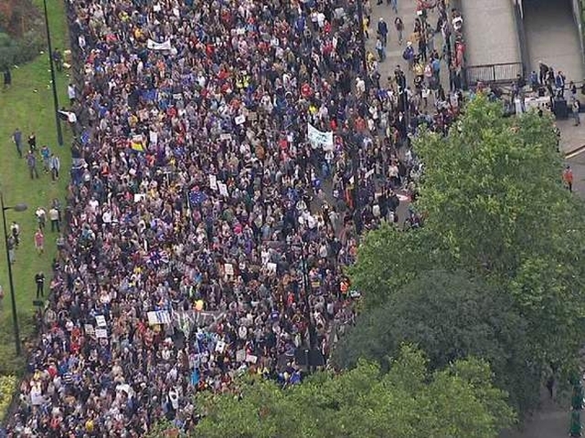 40 хиляди протестират срещу Брекзит, кралицата зове за спокойствие в Шотландия