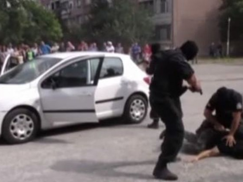 Спецполицаи натръшкаха мъже по земята пред очите на десетки СНИМКИ