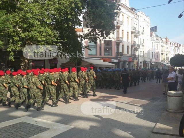 Военни шашнаха туристи на Главната в Пловдив СНИМКИ и ВИДЕО