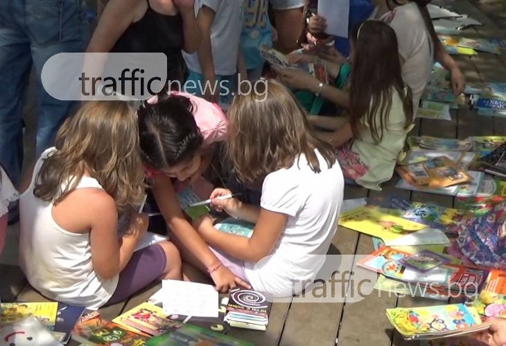 Лятна читалня забавлява деца и родители на открито в Пловдив ВИДЕО