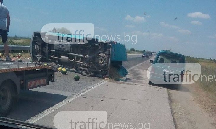 Камион с дини се обърна на магистралата до Пловдив! СНИМКИ