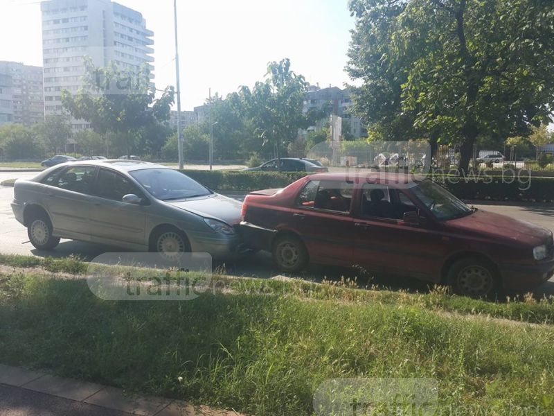 Джигит с бясна скорост се заби в две коли на пловдивски булевард! СНИМКИ