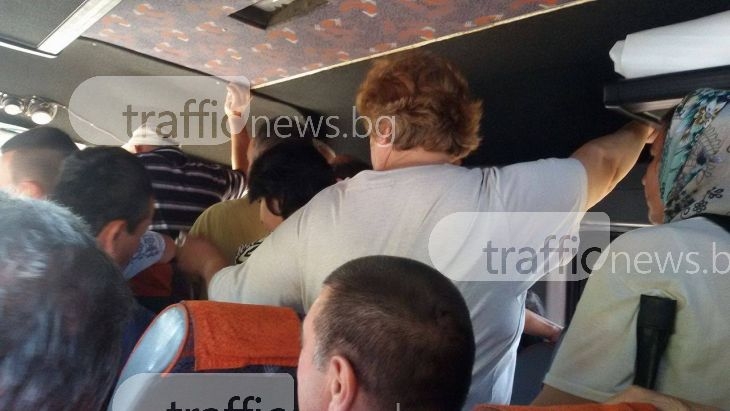 Шофьор на маршрутка натъпка като сардели над 30 пътници от Пловдив до Кърджали СНИМКИ