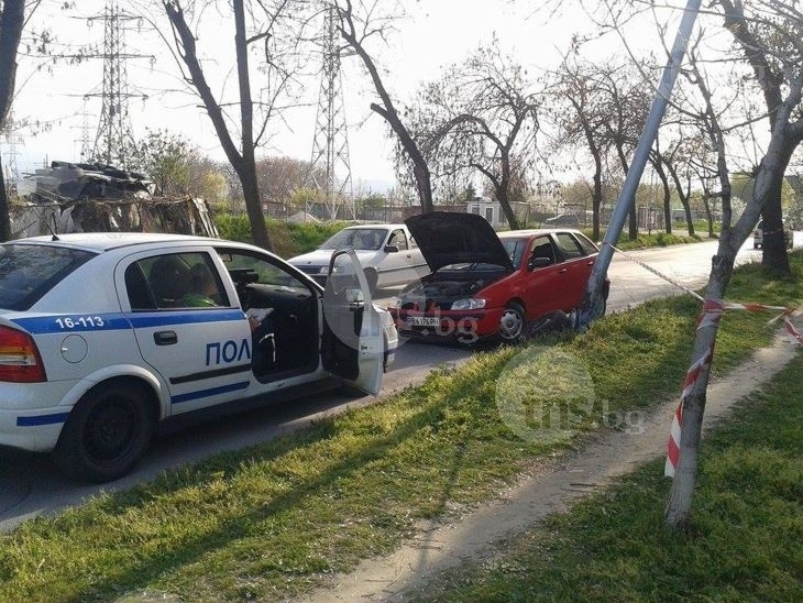 Тийнейджър помете пешеходка и се заби в електрически стълб 