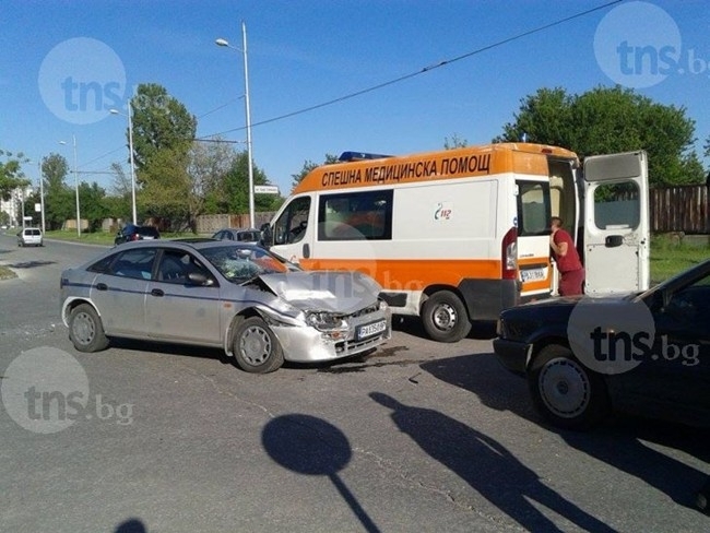 Катастрофа в Асеновград прати две момичета в болница