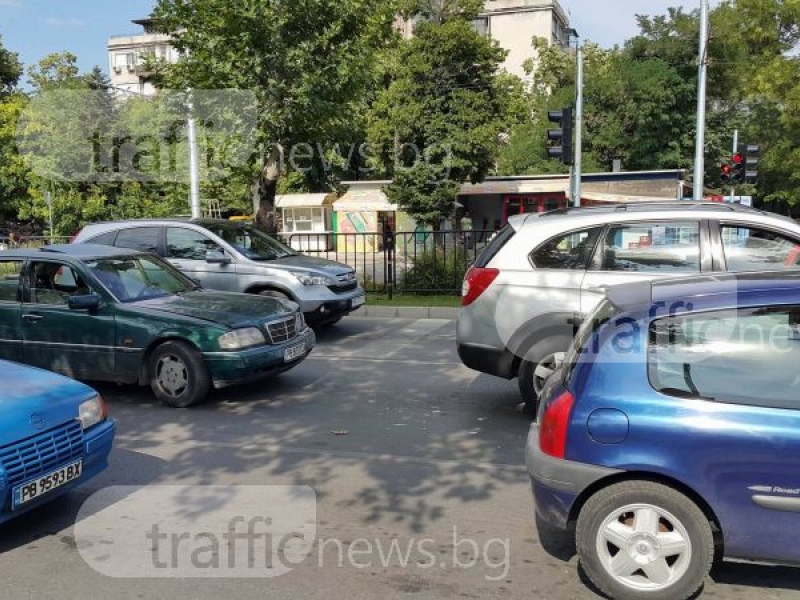 Два автобуса се чукнаха на Източен, затапиха движението СНИМКИ