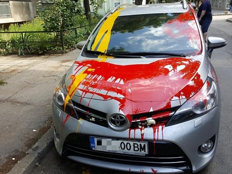 Вандали боядисаха автомобил, нарязаха му гумите и изписаха нецензурен надпис на вратите му СНИМКИ
