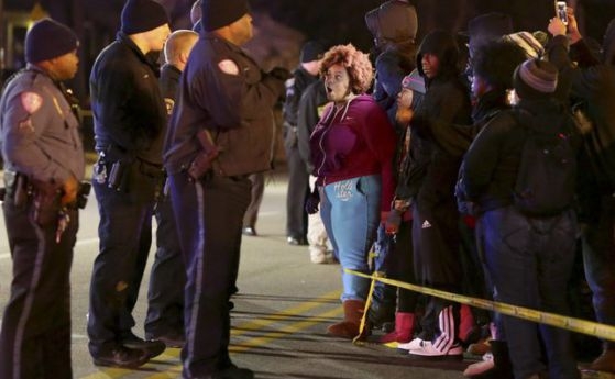 Поредно убийство на чернокож от полицаи предизвика вълна от възмущение в САЩ