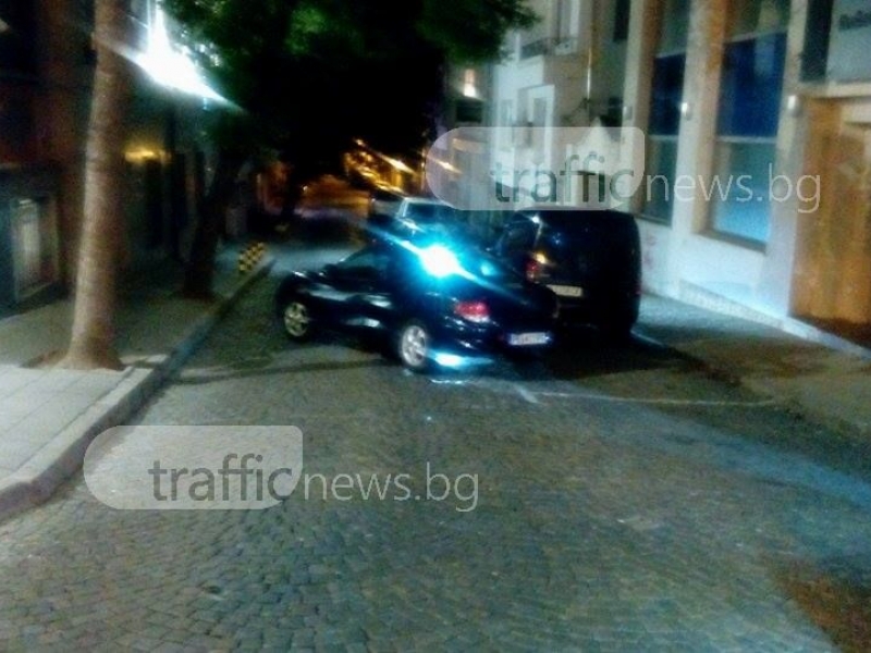Луд? Пиян? Или просто нагъл? Шофьор паркира напречно на улица в центъра на Пловдив СНИМКИ
