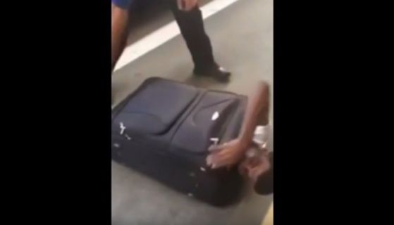 Африканец в куфар опита да влезе в Швейцария ВИДЕО