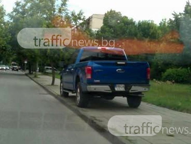 Лъскав пикап окупира тротоар в Кючука, вкара майки с деца в тревата СНИМКА
