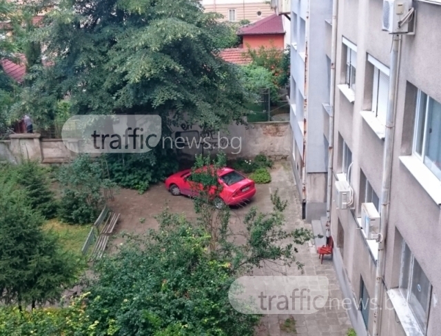 В центъра на Пловдив: Шофьор презвзе двора на жилищен блок, направи си паркинг СНИМКИ