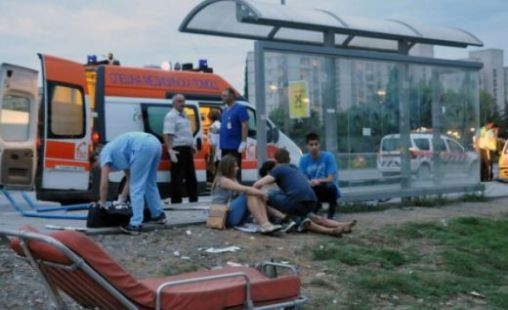 Кола се вряза в автобусна спирка! Има жертва