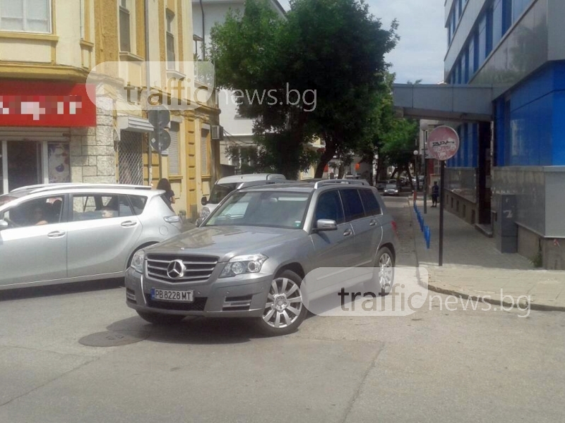 Пишман-инструктор показа как не се паркира: Блокира с джипа си улица в центъра на Пловдив СНИМКИ