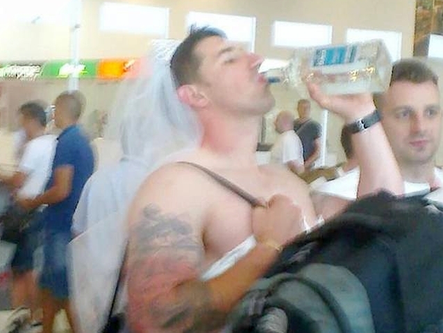 Пиян британец с булчинска рокля вилнее по Черноморието СНИМКА