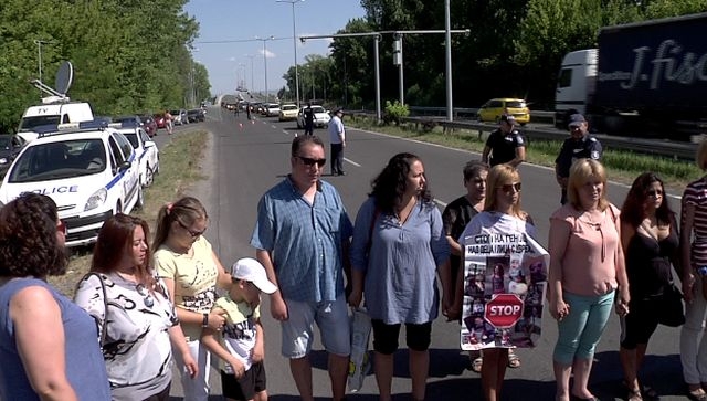 Родители на протест! Блокираха пътя за Созопол