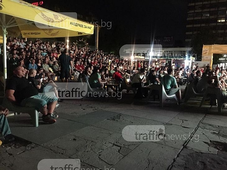 Десетки запалянковци окупираха центъра на Пловдив - гледат финала на Евро 2016 СНИМКИ 