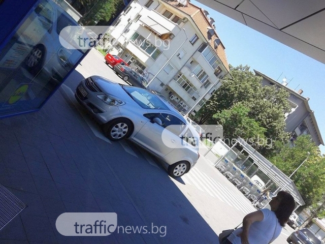 Шофьор в Пловдив забрави, че е с кола - движи се по пешеходна пътека с опела си СНИМКИ